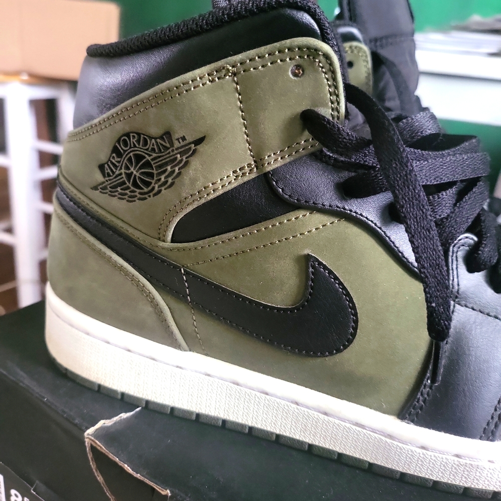 Air Jordan 1 Mid Olive